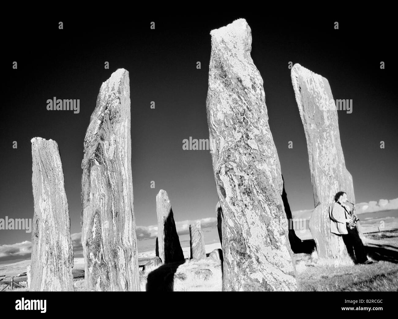 Infrarot-Bild der Saxophonist spielt, Callanish Standing Stones, Isle of Lewis, Hebriden, Schottland Stockfoto