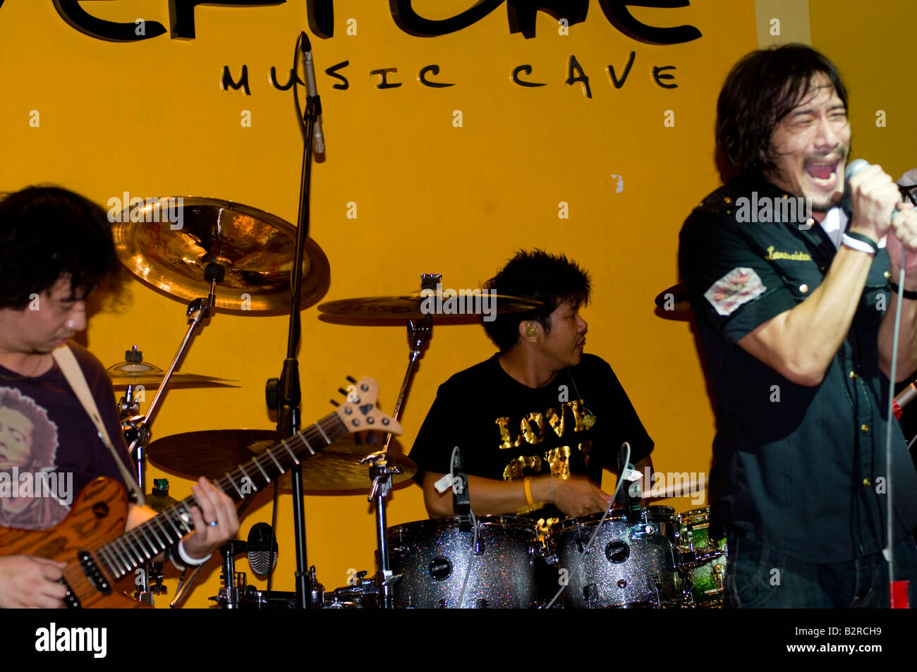 Die berühmte Thai-Rock-Band - The Silly Fools live im Konzert. Bangkok, Thailand Stockfoto