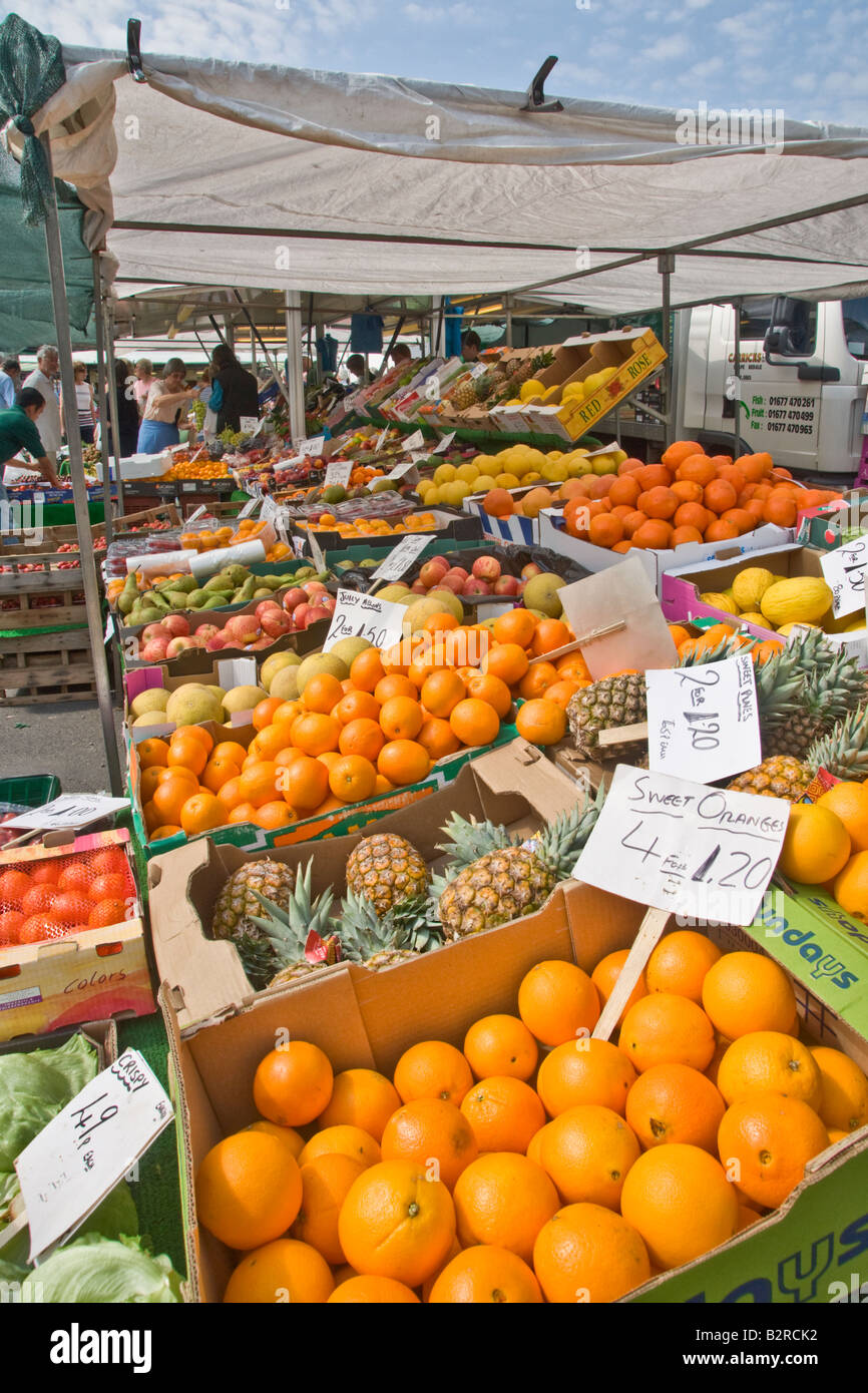 Obst und Gemüse Stand auf Leyburn Markt, North Yorkshire Stockfoto