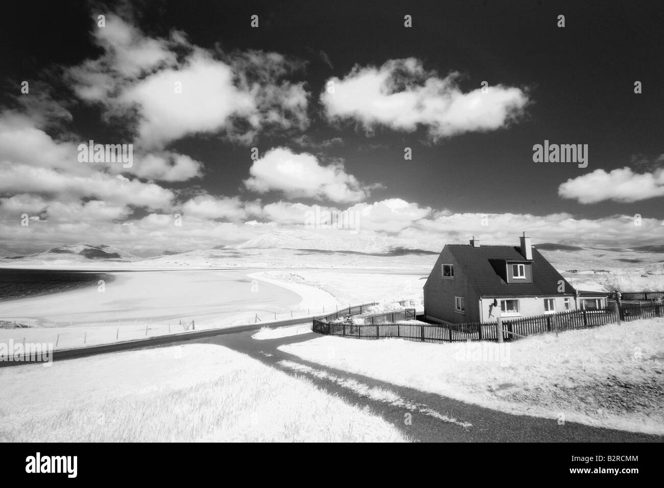 Infrarot-Bild eines Hauses neben Seilebost Strand, Isle of Harris, Hebriden, Schottland, UK Stockfoto