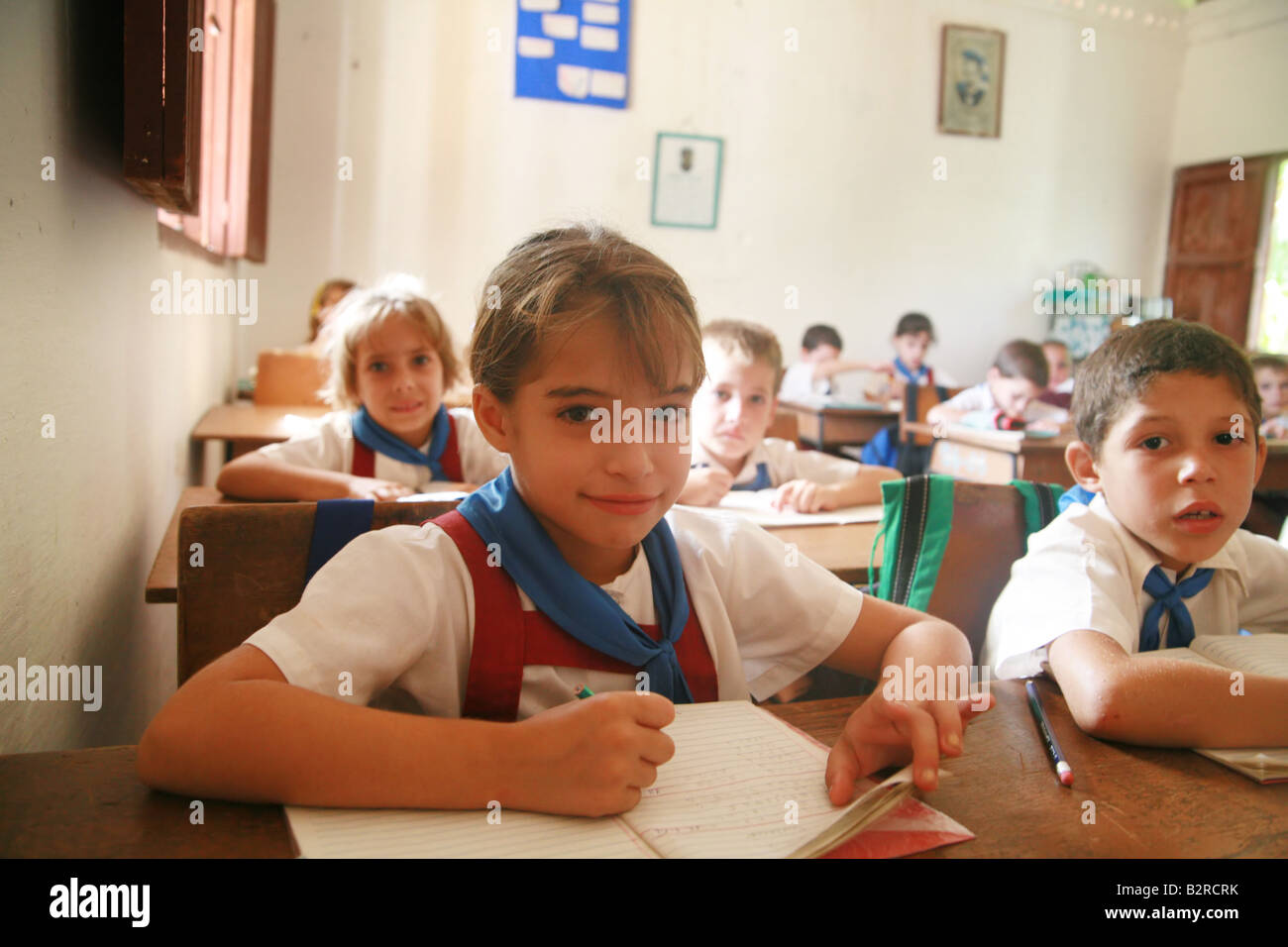 Schülerinnen und Schüler in einem Klassenzimmer in Vinales Provinz Pinar del Río Kuba Lateinamerika Stockfoto