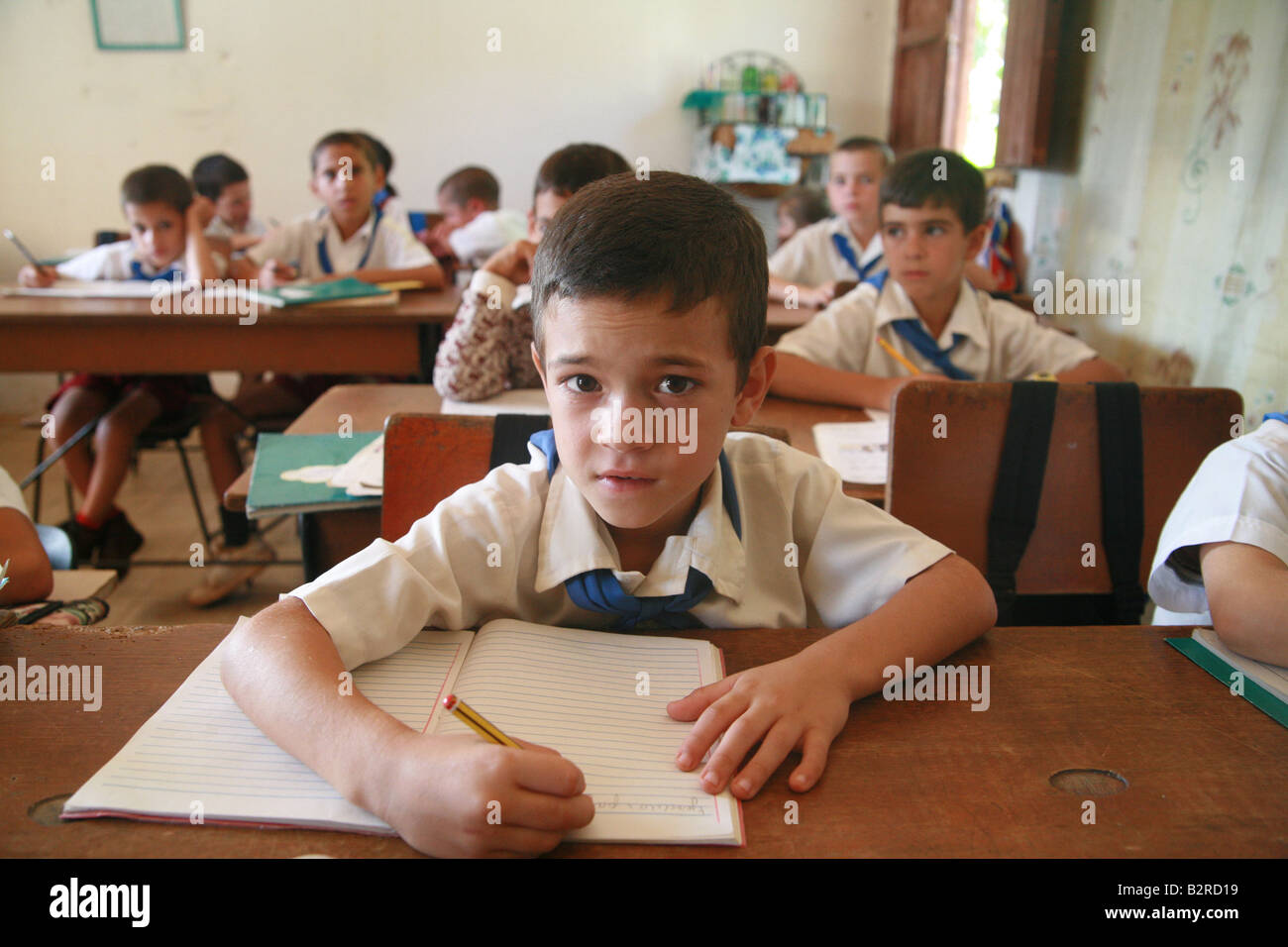 Schülerinnen und Schüler in einem Klassenzimmer in Vinales Provinz Pinar del Río Kuba Lateinamerika Stockfoto