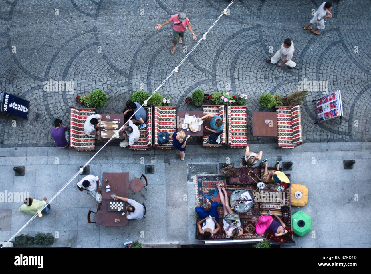 Blick hinunter auf eine Gruppe von Rucksacktouristen in einem Hostel in Istanbul, Türkei Stockfoto