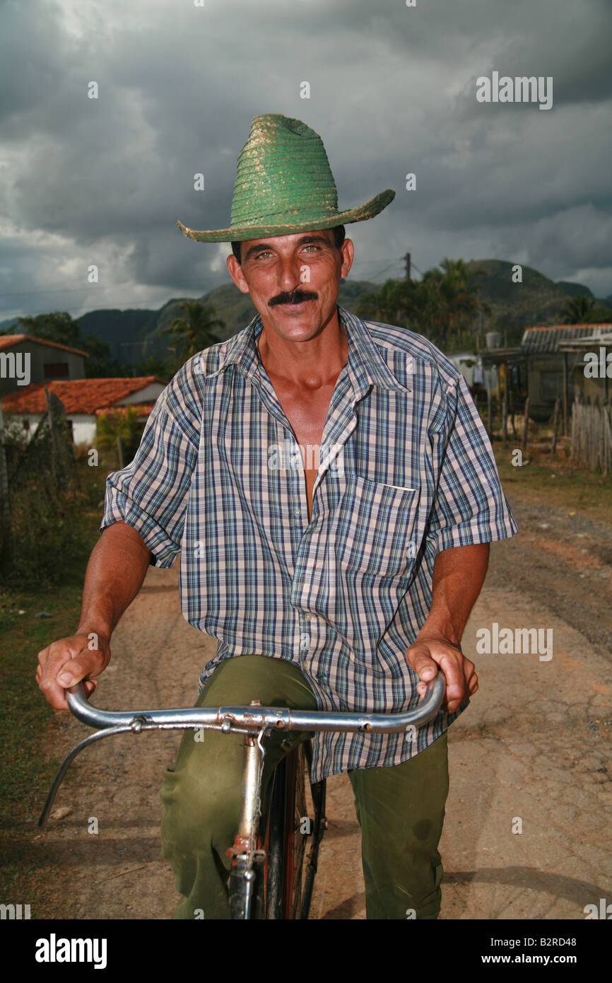 Kubanische Mann trägt einen grünen Hut und Fahrrad Vinales Provinz Pinar del Río Kuba Lateinamerika Stockfoto