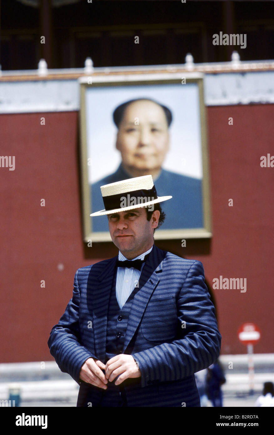 Britischer Pop Sänger Elton John trägt Herr s Anzug Hut auf dem Tiananmen-Platz Mao s Portrait im Hintergrund Stockfoto