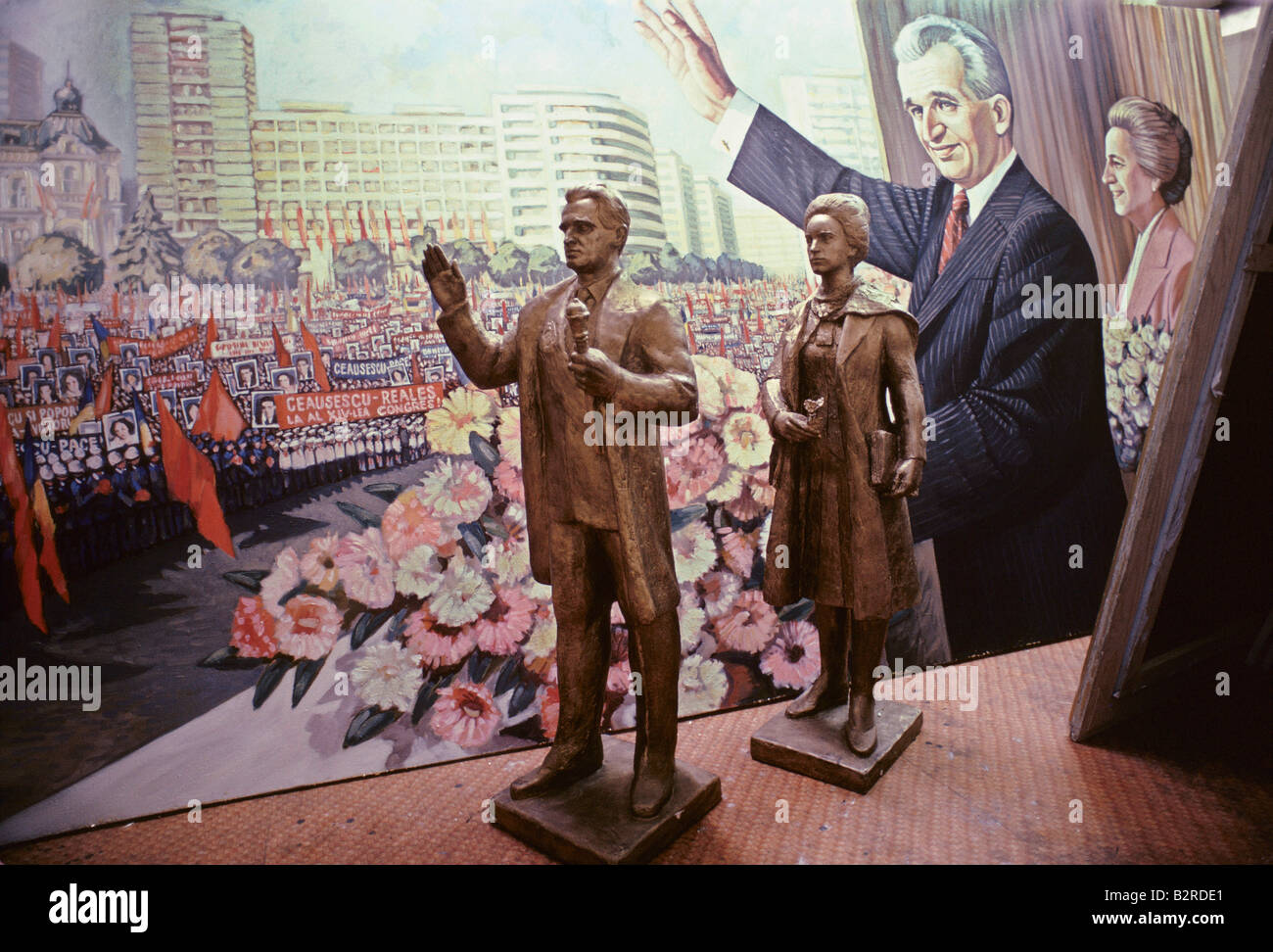 eine kommunistische Wandbild und Figuren auf Ceausescus Schreibtisch in seinem Büro Stockfoto