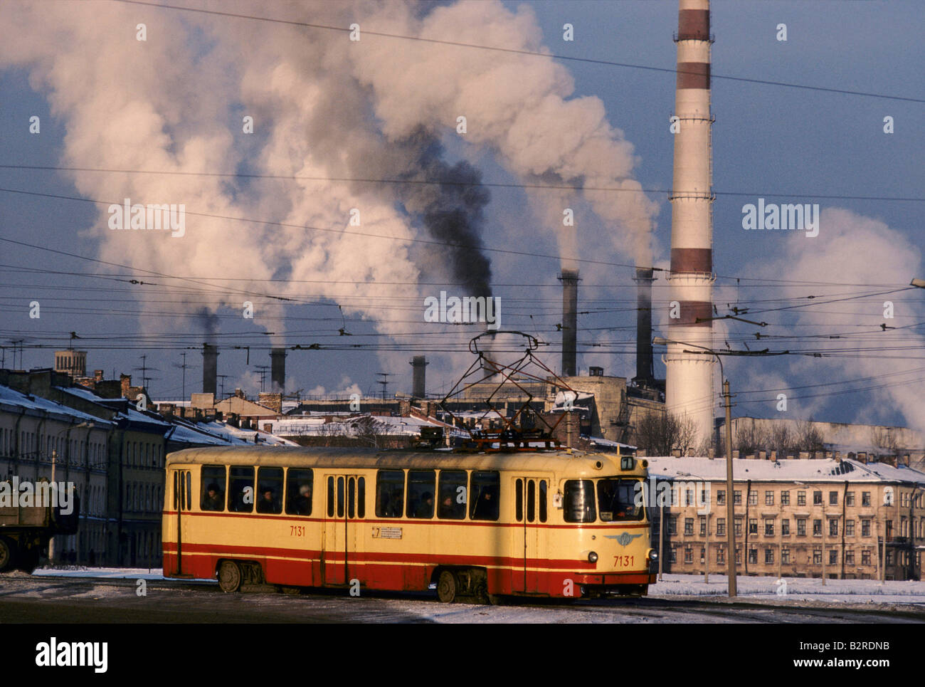 Straßenbahn vorbeifahren Rauchen Federn einer Fabrik Stockfoto