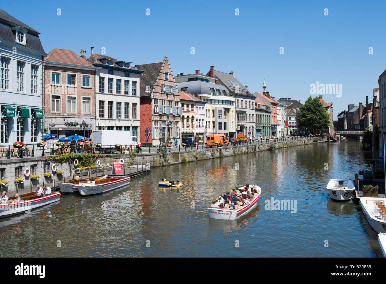 Ausflugsschiff vor den traditionellen Häusern entlang des nördlichen Endes der Korenlei, Gent, Belgien Stockfoto