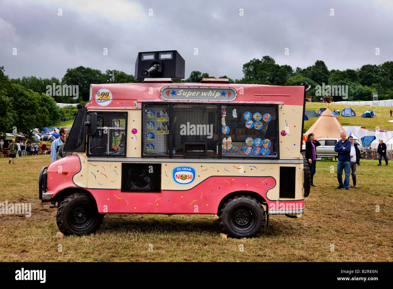 Maßgeschneiderte Eiswagen für gefährliche Orte, Glastonbury Musikfestival, Vereinigtes Königreich Stockfoto