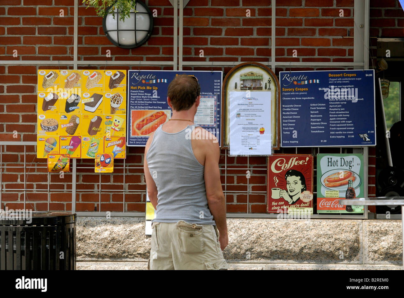Besucher zum Hudson River Park in New York sieht das Menü bei den Regatta-Getränkestand Stockfoto