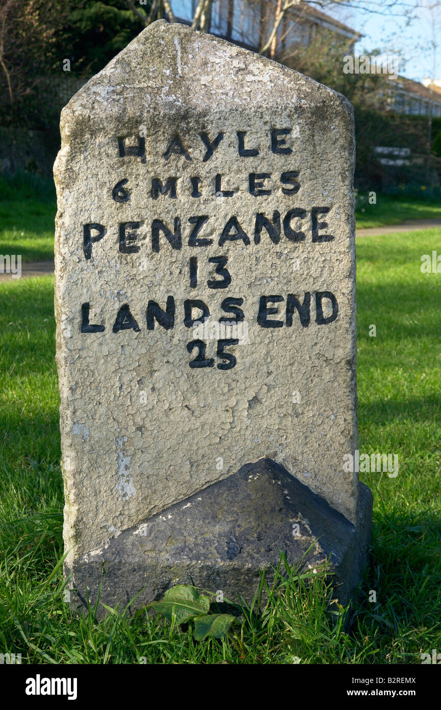 Meilenstein auf dem Weg nach Penzance, Cornwall UK. Stockfoto
