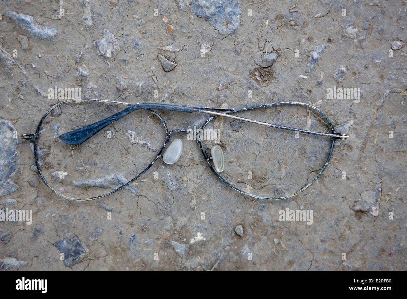 Glastonbury Festival Vereinigtes Königreich Crushed Brillengestell im Schlamm Stockfoto