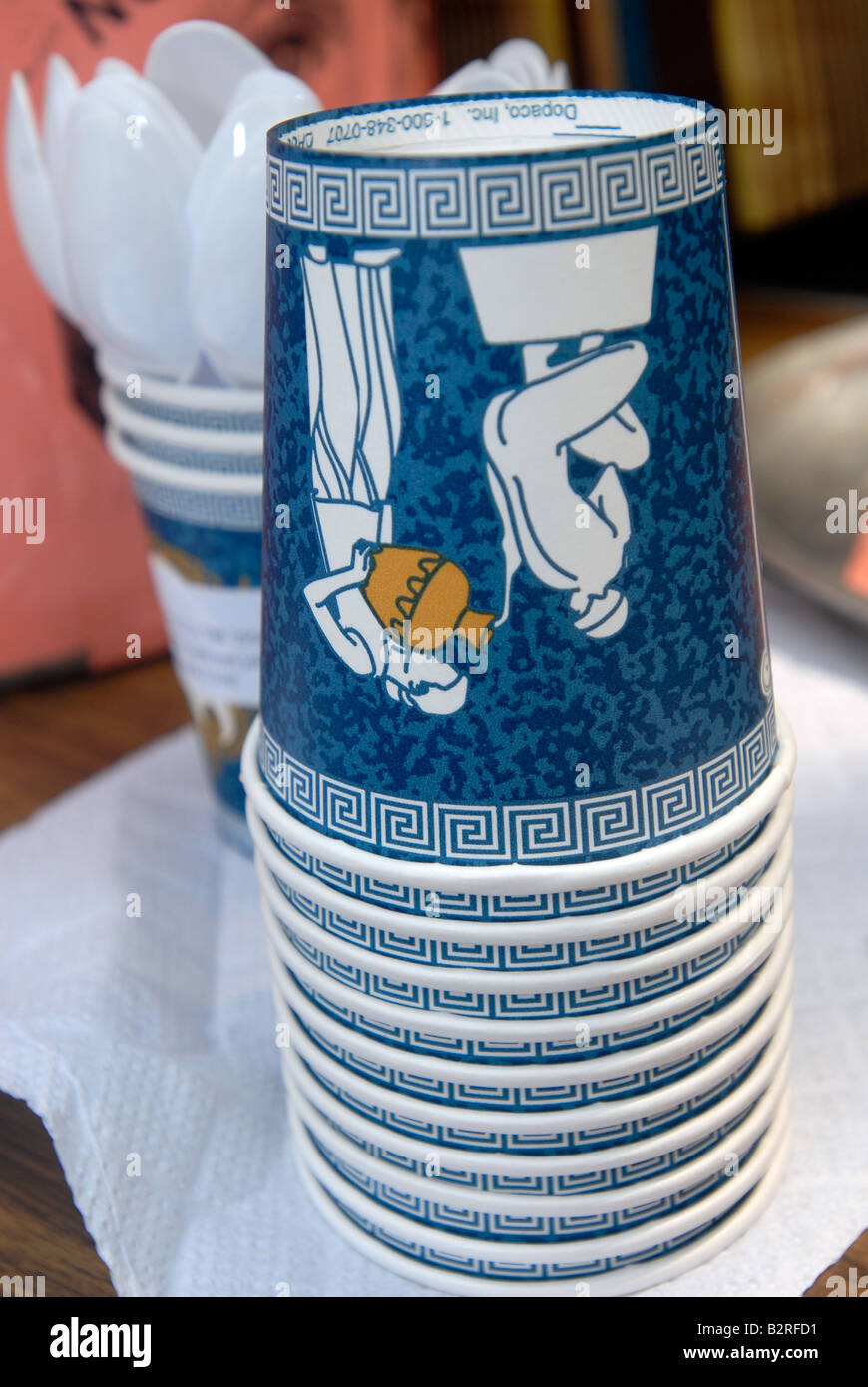 Kultige gestapelten Kaffeetassen des Typs verwendet, im griechischen Gäste in New York Stockfoto Kultige gestapelten Kaffeetassen des Typs verwendet, im griechischen Gäste in New York Stockfoto
