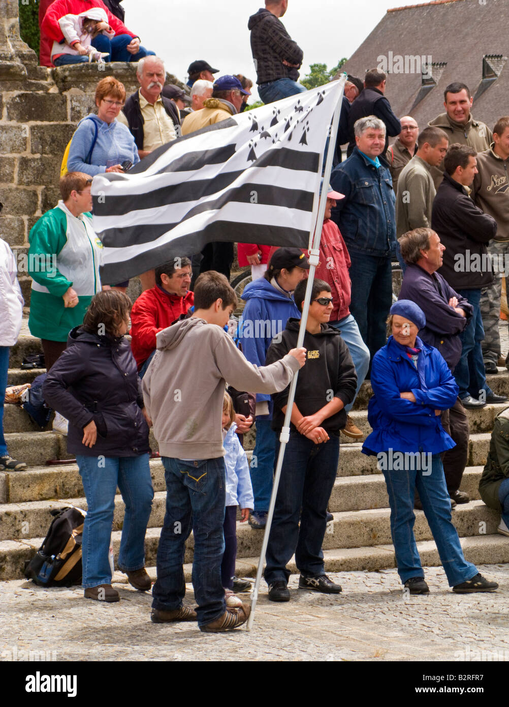Menschen mit Breton National flag wartet das Rennen 2008 Tour de France übergeben an Melrand, Bretagne, Frankreich Stockfoto