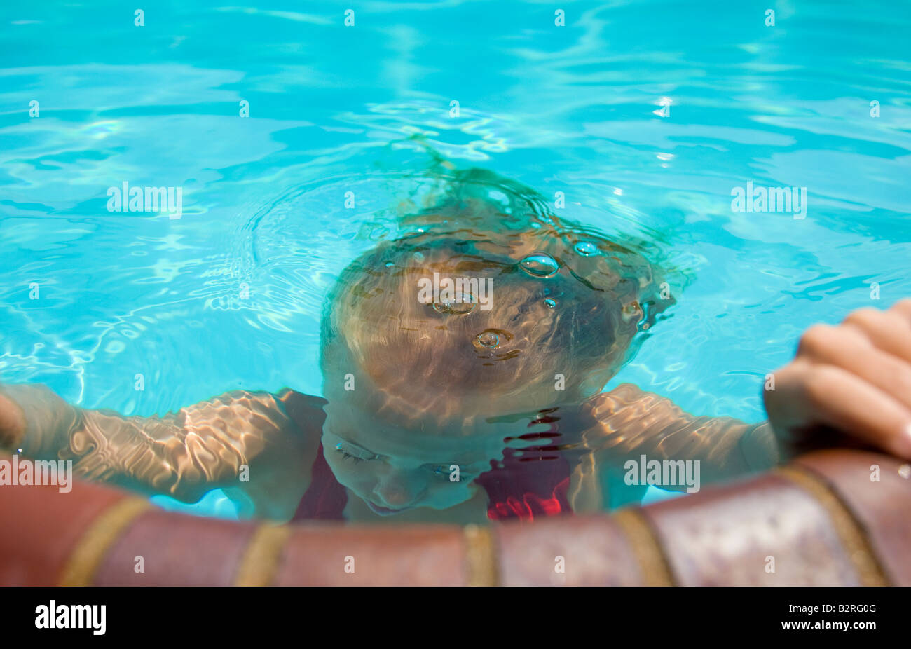 Junge Mädchen mit dem Kopf unter Wasser Stockfoto