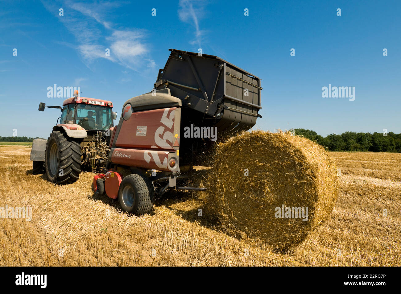 Amerikanische "Case MX 135' und italienischen"Feraboli Extreme 265' Rundballenpresse am Arbeitsplatz, Sud-Touraine, Frankreich. Stockfoto