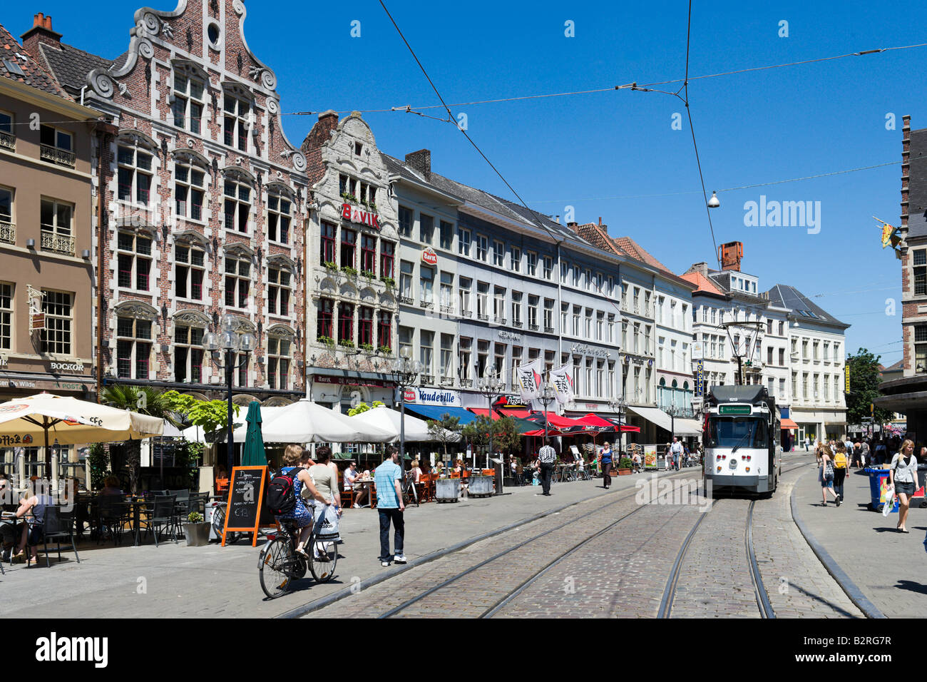 Straßenbahn und Cafe auf der Korenmarkt im historischen Stadtzentrum, Gent, Belgien Stockfoto