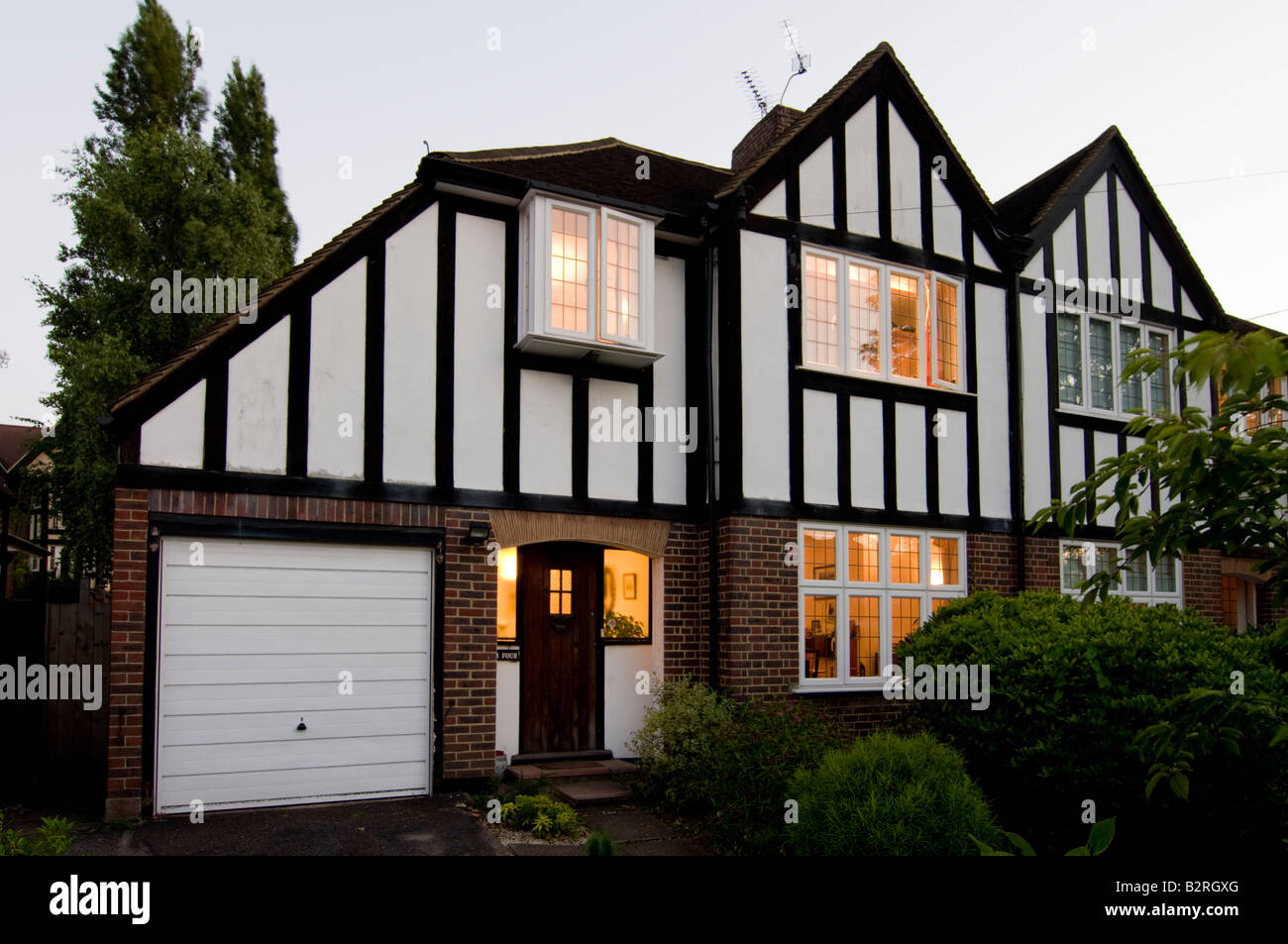 UK England Surrey Doppelhaushälfte mock tudor-Stil-Dämmerung Stockfoto