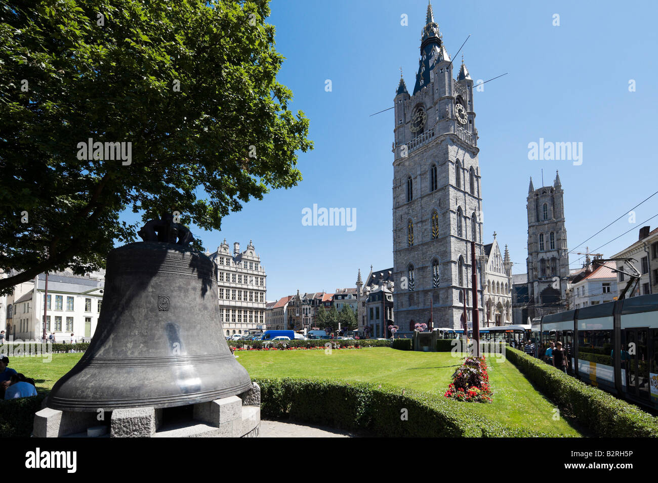 Die Belfort und der Turm der St. Baafskathedraal, Gouden Leeuwplein, Gent, Belgien Stockfoto