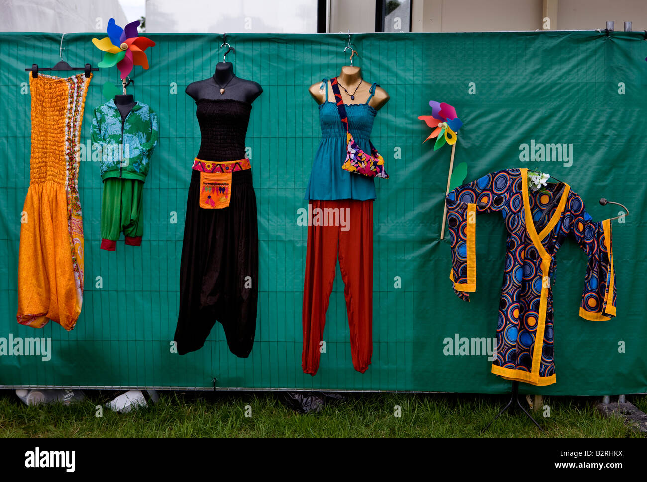 Kleidung für Verkauf, Glastonbury Festival, Vereinigtes Königreich Stockfoto