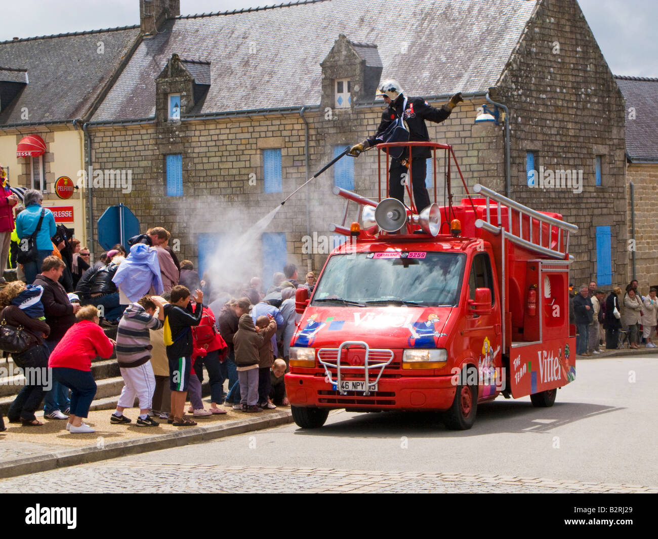 Vittel Wasser Werbetross saugt die wartenden Menge Tour De France 2008 Europe Stockfoto