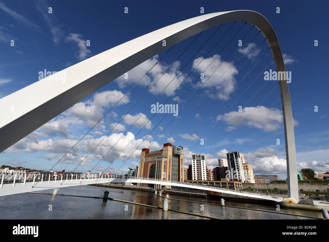 Millennium Bridge und baltischen Getreidemühle, Newcastle Upon Tyne, Tyne and Wear, Großbritannien Stockfoto