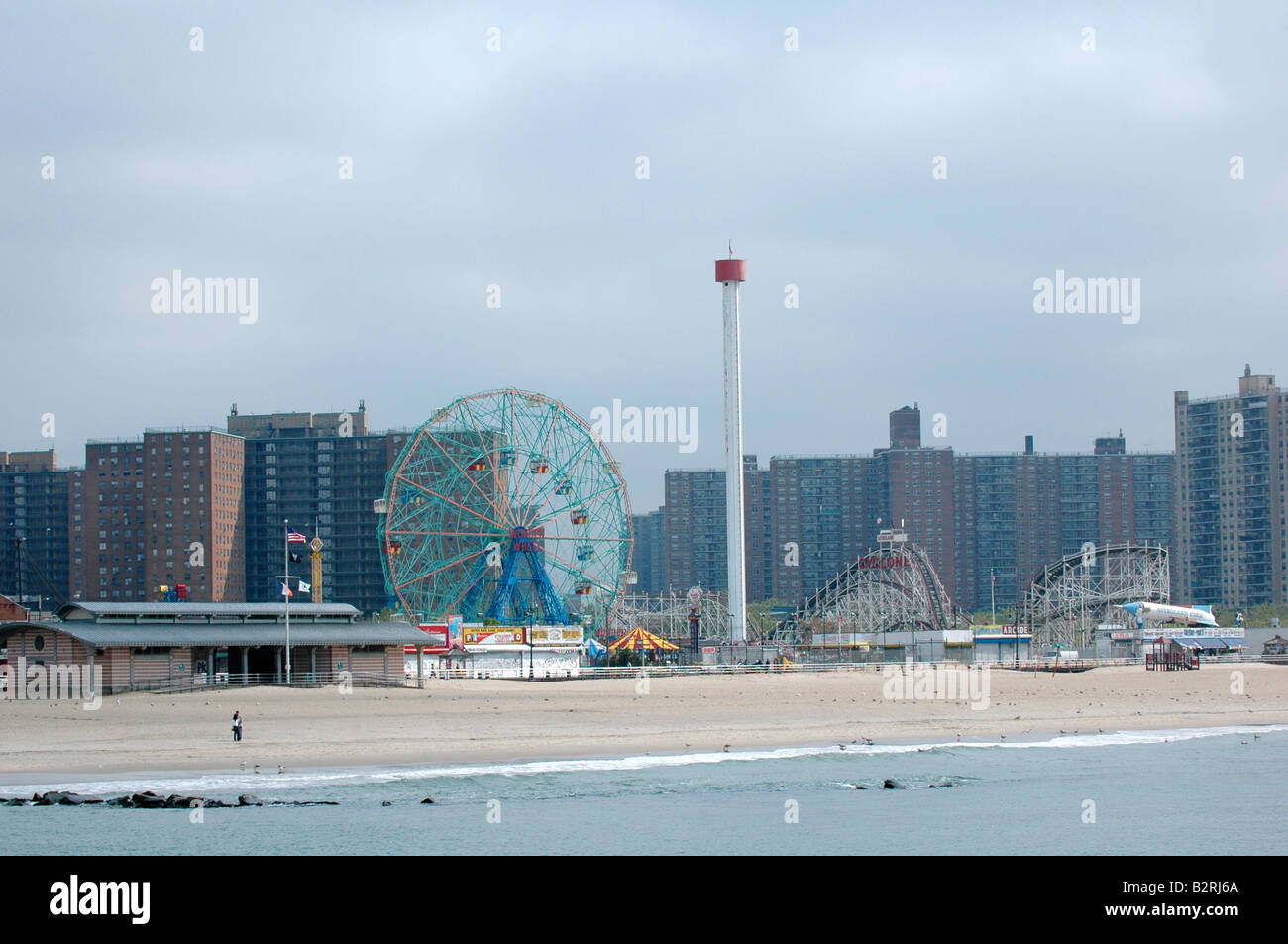 Blick auf Coney Island Beach Boardwalk und Wohnung komplexe Umgebung wohnen Stockfoto