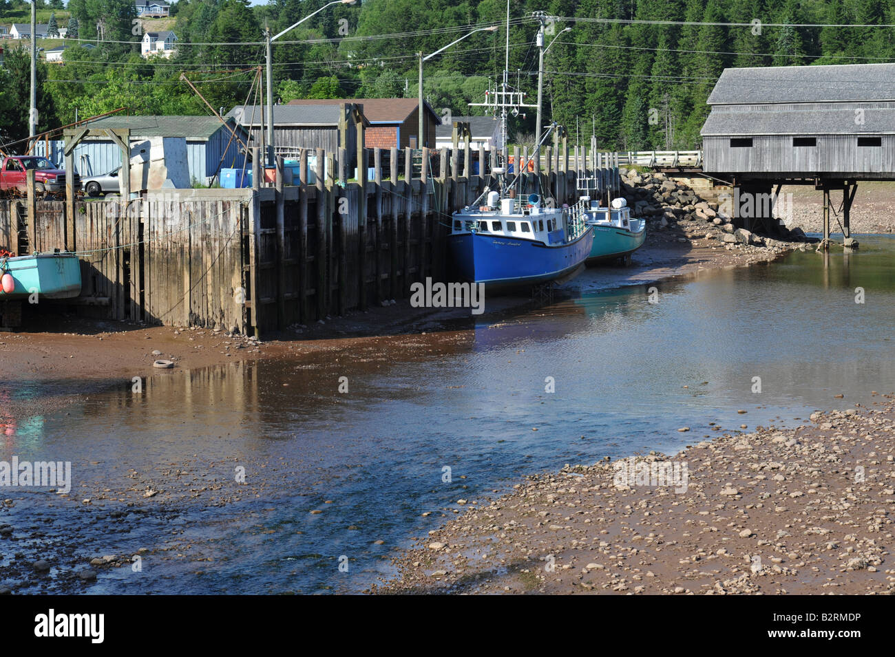 Ebbe mit Fischerbooten am St Martins New Brunswick Bay Of Fundy Stockfoto