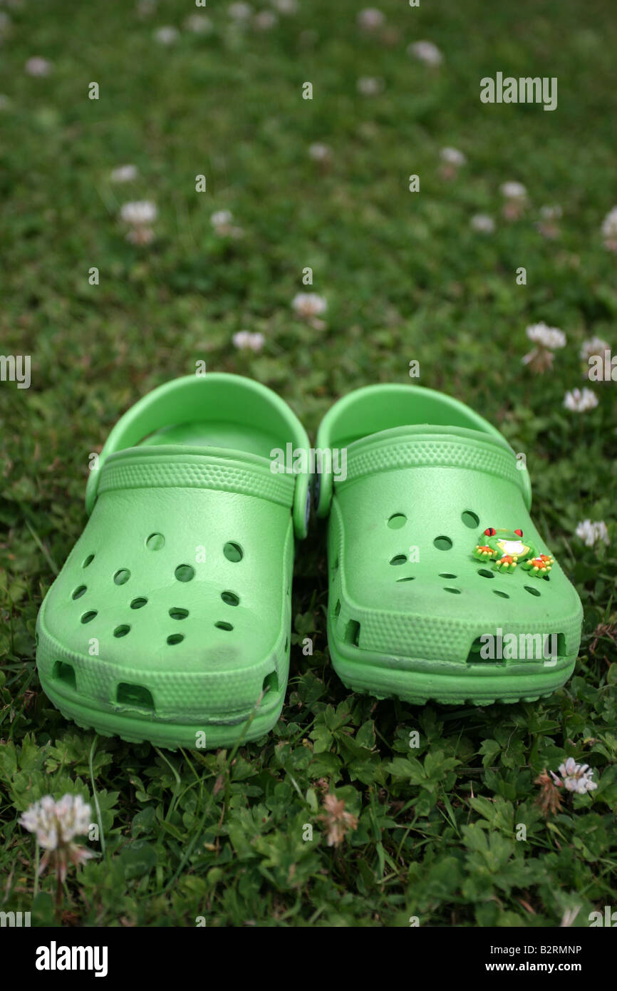 Paar grüne Crocs Schuh Stockfoto