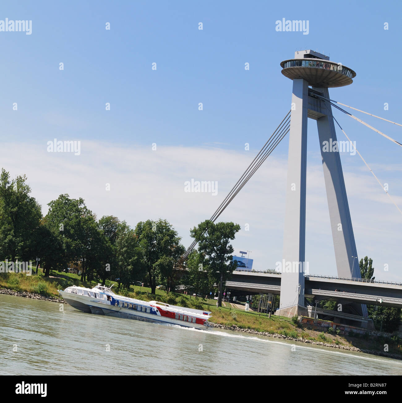 Brücke von Slovakl Nationalaufstand führt über die Donau in Bratislava mit dem Bau in UFO-Form, die Teil der Brücke ist Stockfoto
