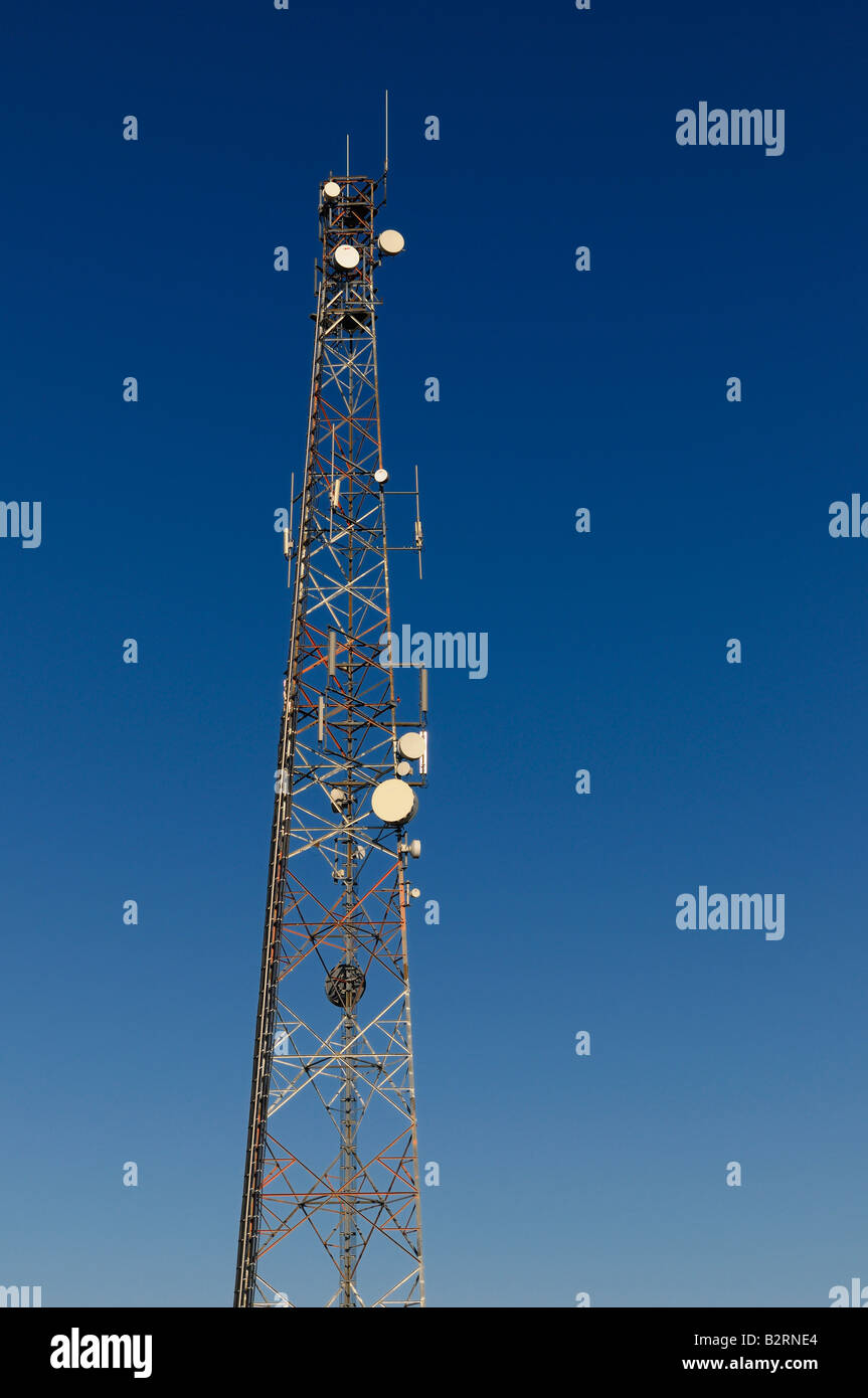 Stahlrahmen drahtlose Handy-Kommunikation Turm vor blauem Himmel Stockfoto