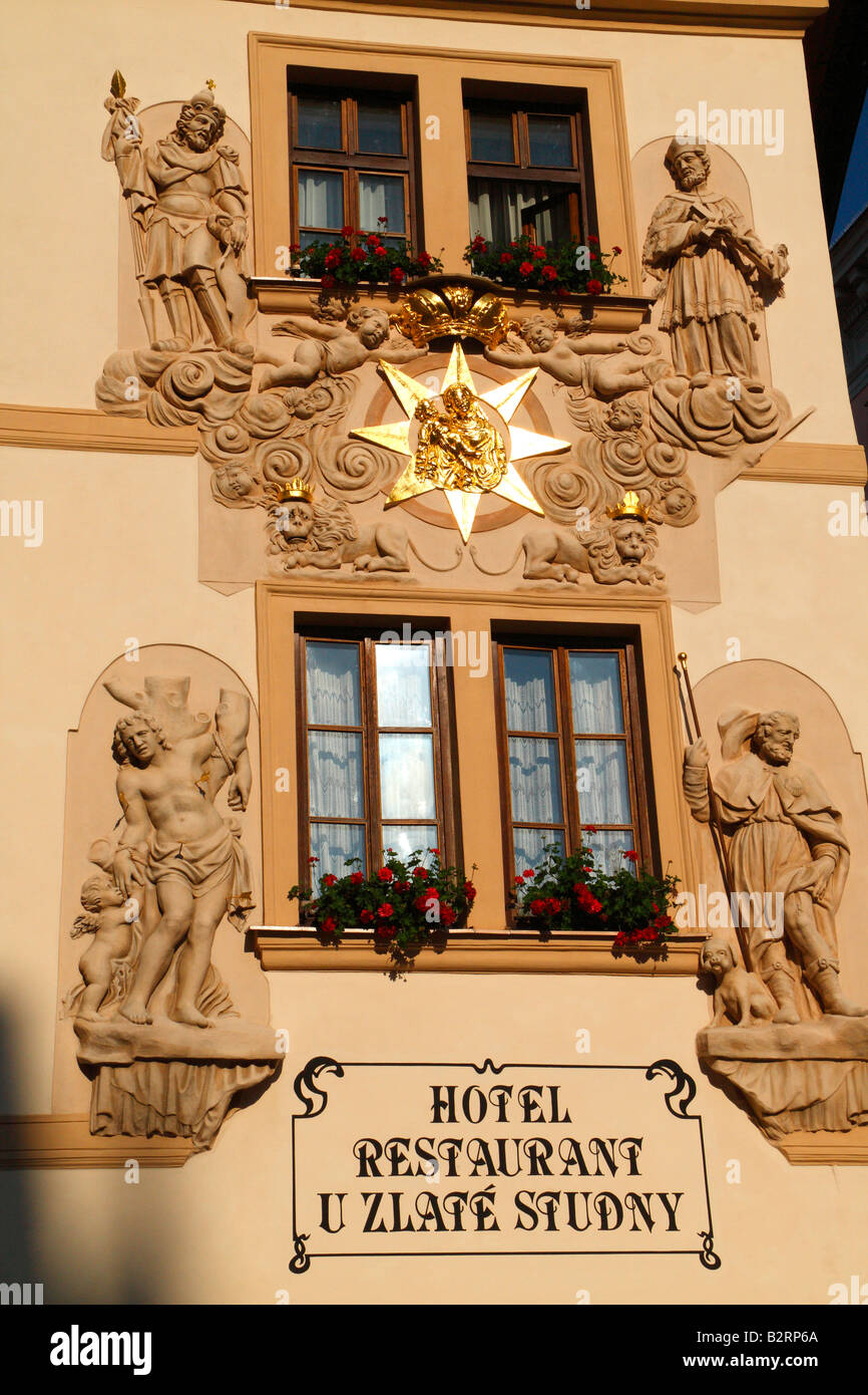 Die Fassade des Hotels U Zlate Studny dekoriert mit Statuen und Blumen befindet sich auf der Karlova Straße in Prag Stockfoto