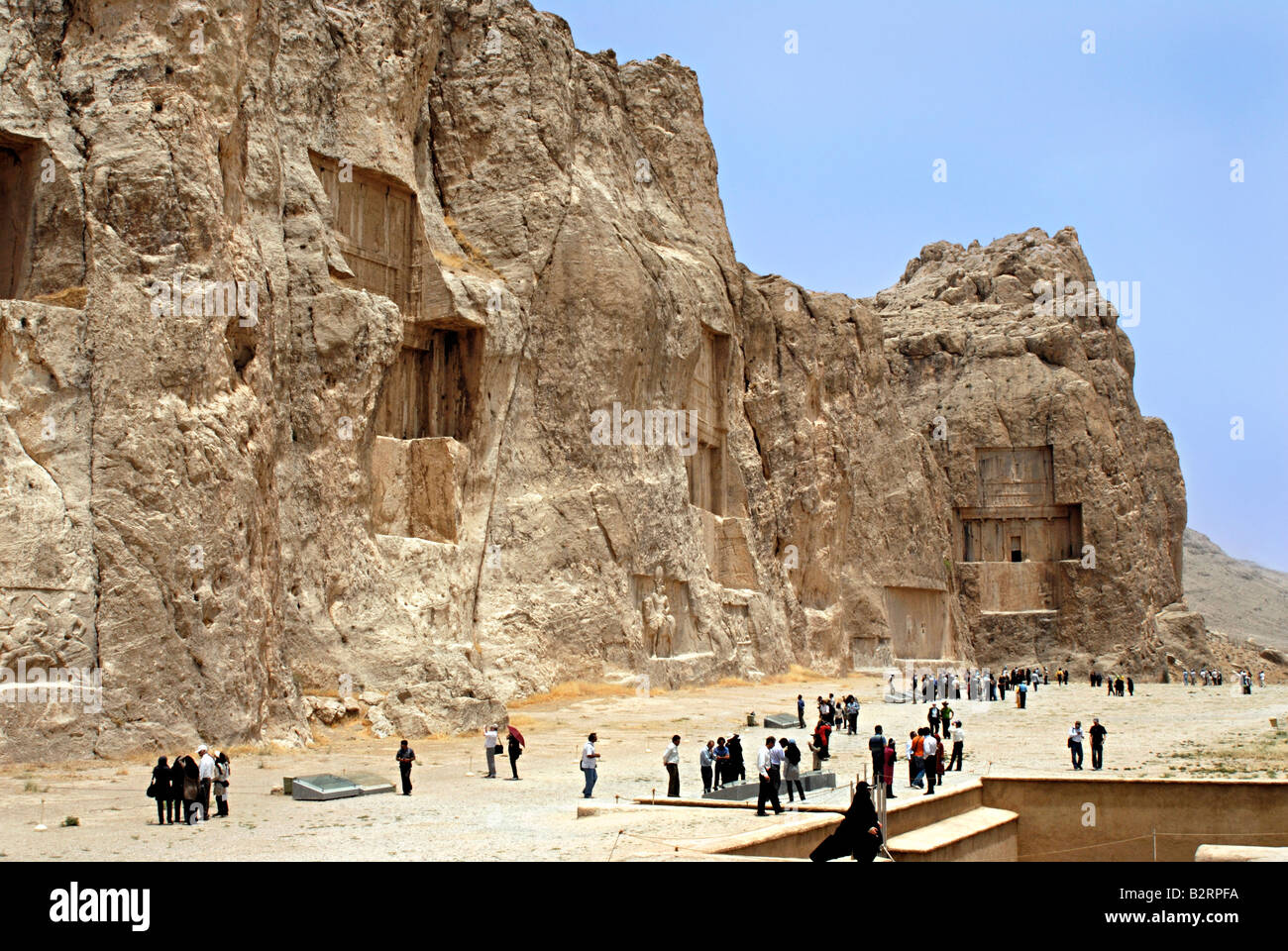Iran Naghsh-e Rostam. Allgemeine Ansicht der Felsen gehauene Gräber Stockfoto