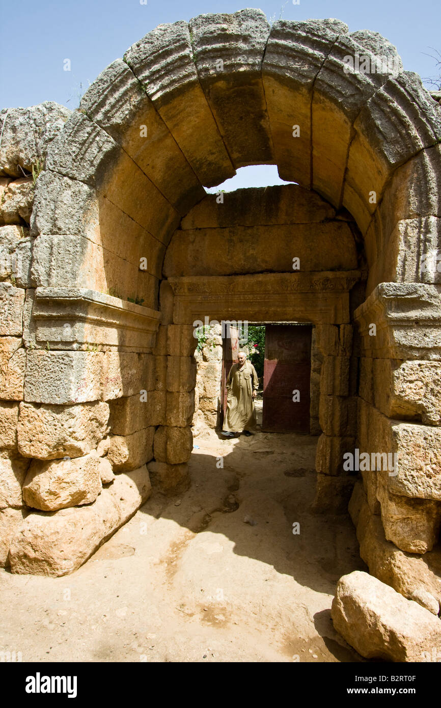 Ein Mann und lebe in byzantinischen römischen Ruinen bei Dana eines der Toten Städte in Syrien Stockfoto