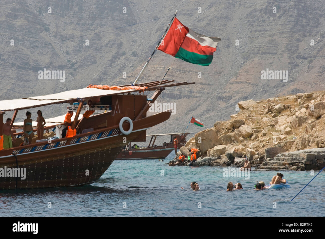Genießen Sie das Wasser auf eine ganztägige Bootstour auf der Halbinsel Musandam im Oman Stockfoto