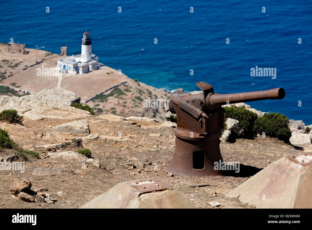 Altfranzösisch Kanone auf Cap Bon Tunis mit Leuchtturm im Hintergrund Stockfoto