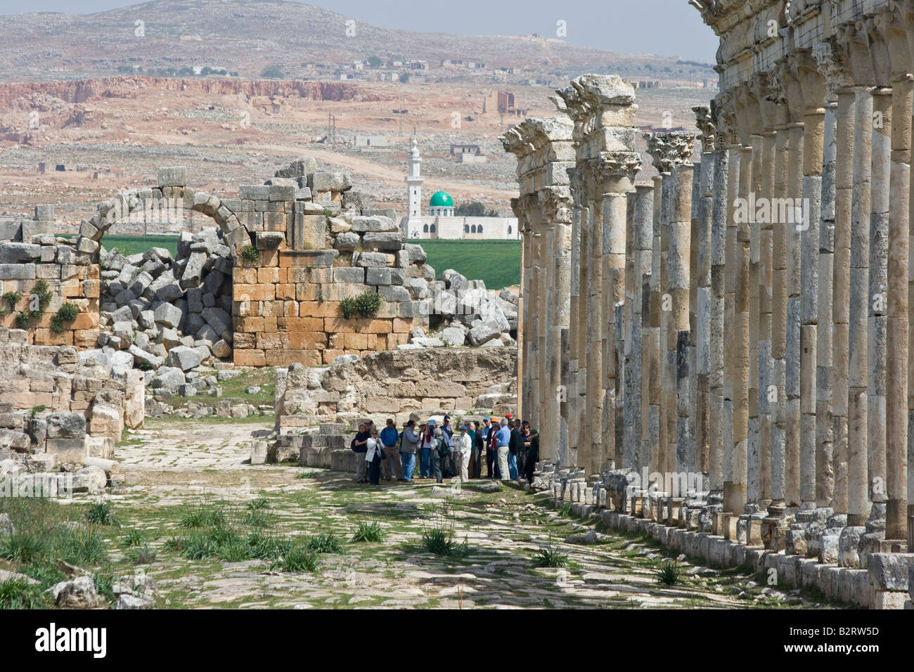 Reisegruppe in den römischen Ruinen in Apameia Syrien Stockfoto
