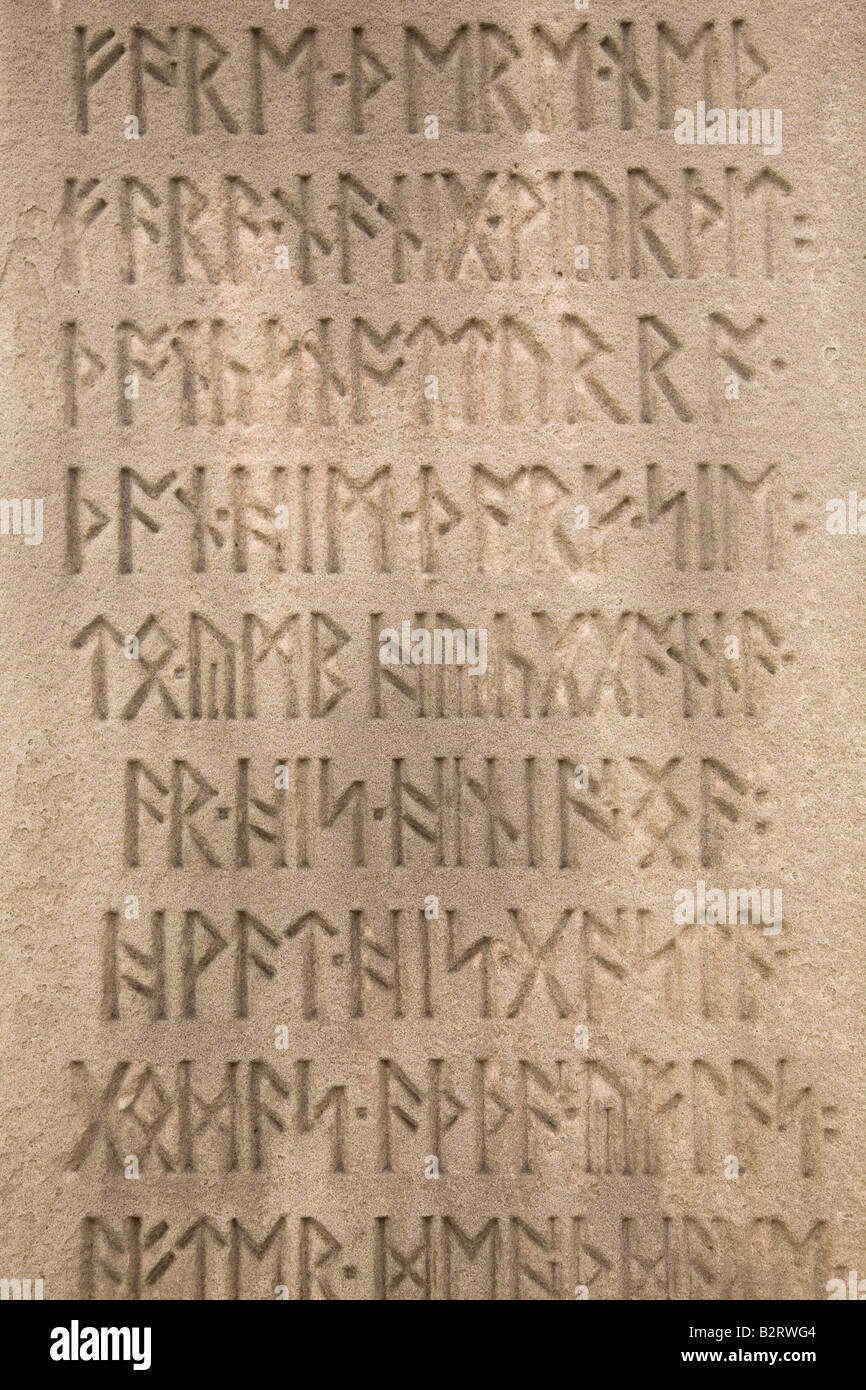 Eine Runen Inschrift auf einer Statue gewidmet die Venerable Bede in Sunderland, England. Stockfoto