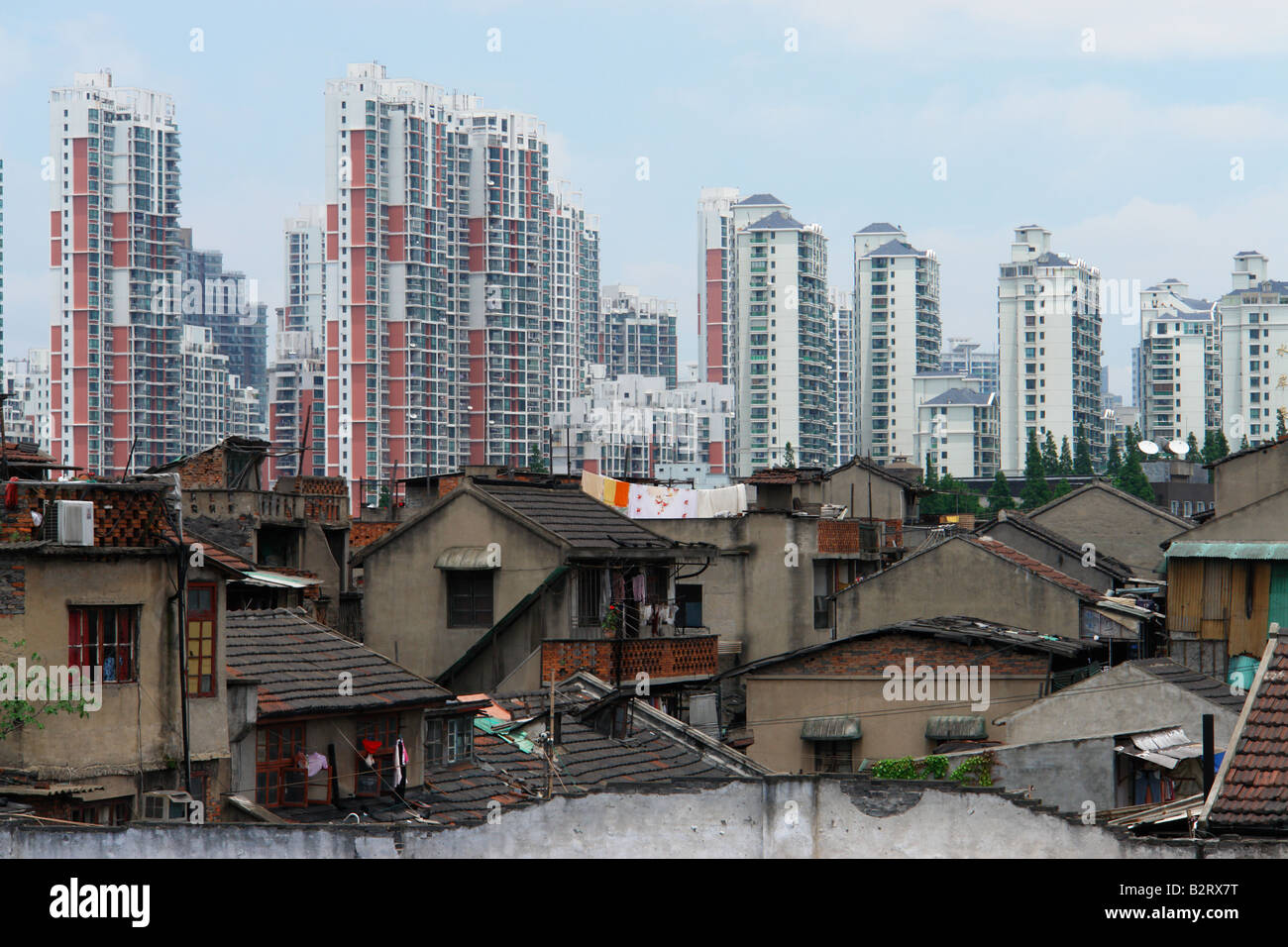 Altbauten gegen moderne Wolkenkratzer in Shanghai Shanghai Shi China Asien Stockfoto