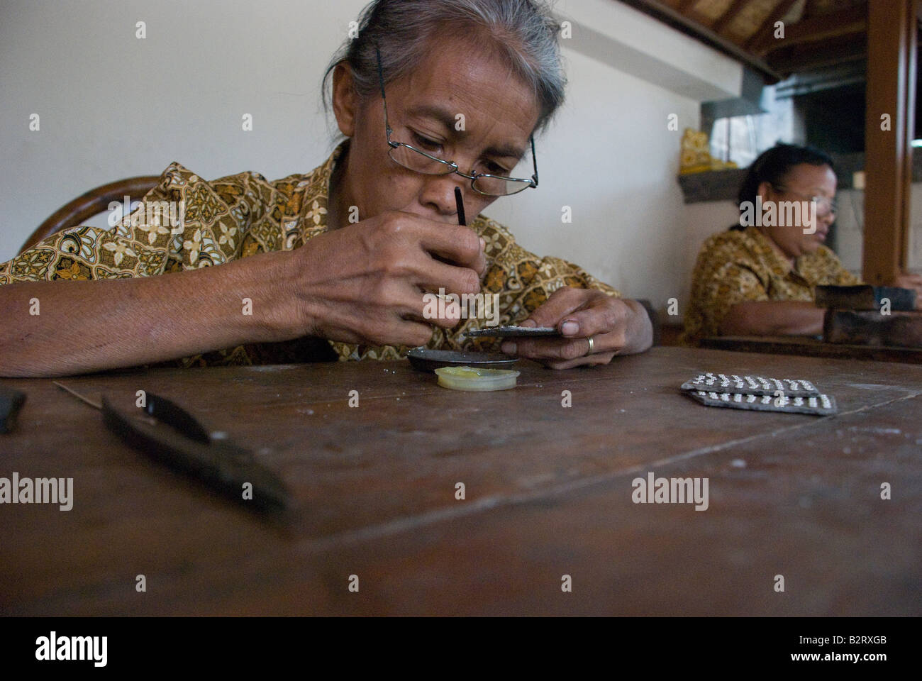 Silber Buddha Gott Kopf verzierten indische indonesischen Gesicht Augen Nase Ohren Silberschmied Skulptur handwerklichen Geschick Frau Gläser alt Stockfoto