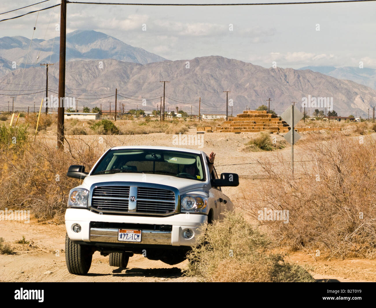 Weißen Dodge Truck Reisen über rau geschliffen Solton City Kalifornien Stockfoto