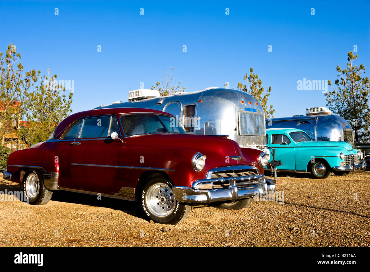 Oldtimer und klassische Airstream Anhänger im Himmel Gypsy Complex, Rodeo, New Mexico Stockfoto