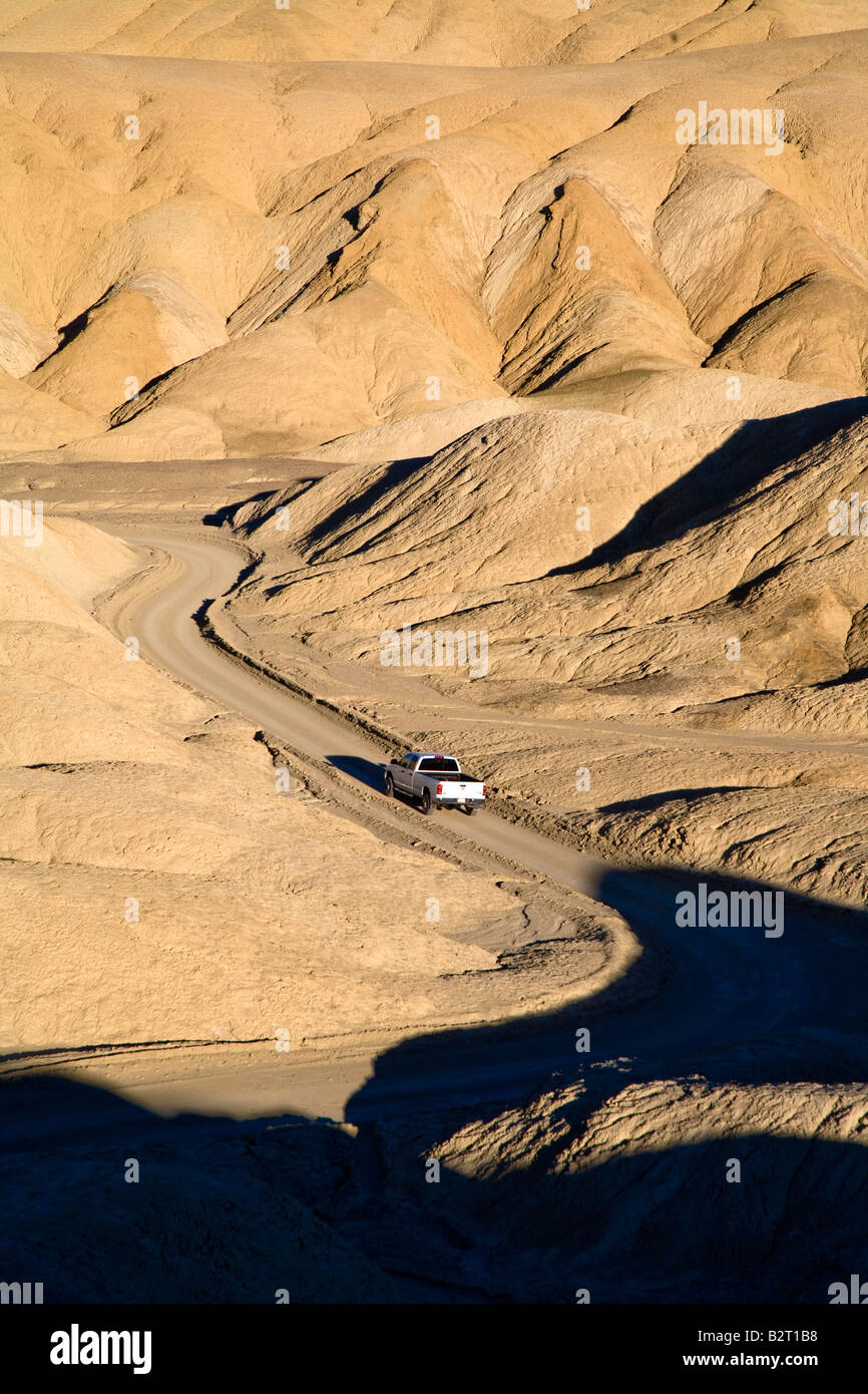 LKW-fahren durch die Twenty Mule Team Canyon Drive im Schlamm Hügel Death Valley Stockfoto