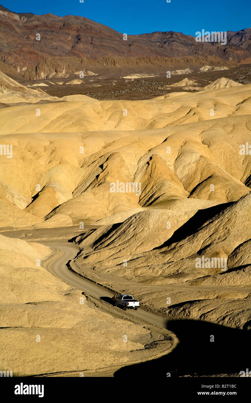 LKW-fahren durch die Twenty Mule Team Canyon Drive im Schlamm Hügel Death Valley Kalifornien USA Stockfoto