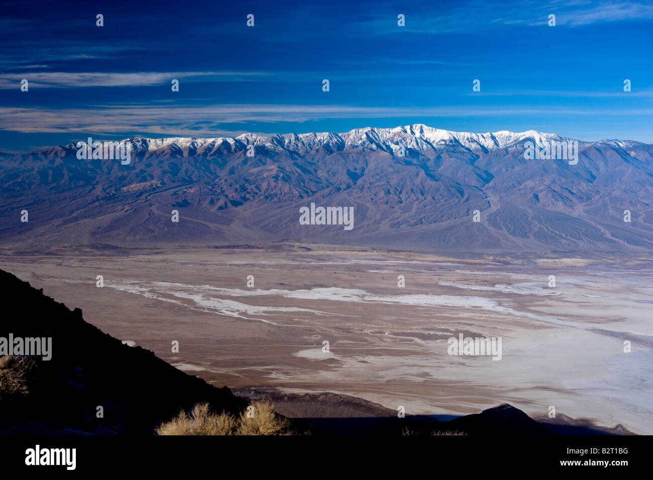 Blick über Badwater, Death Valley in Richtung der Panamint Range der Berge von Dantes View. Stockfoto