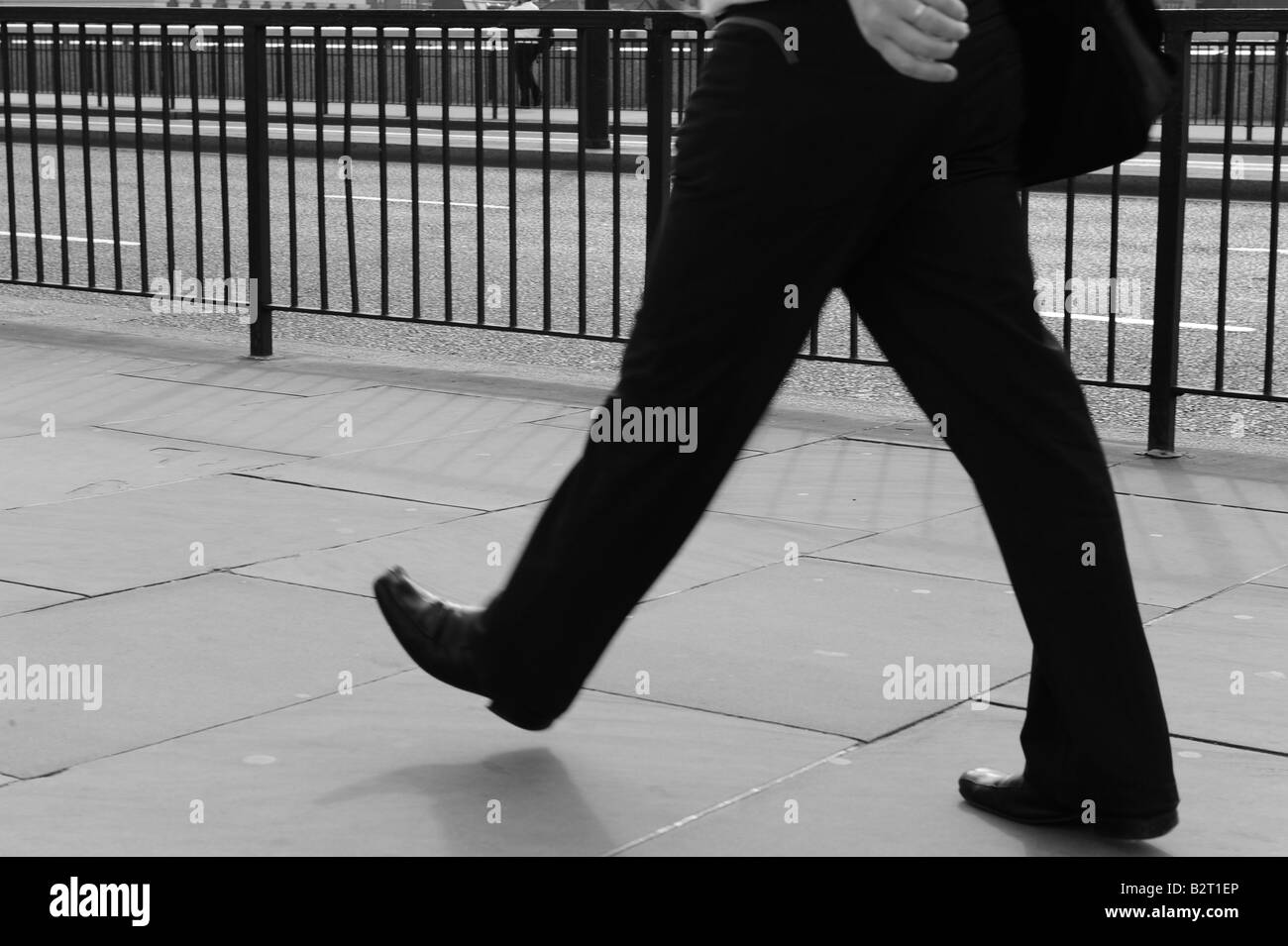 Pendler, die zu Fuß über die London bridge Stockfoto