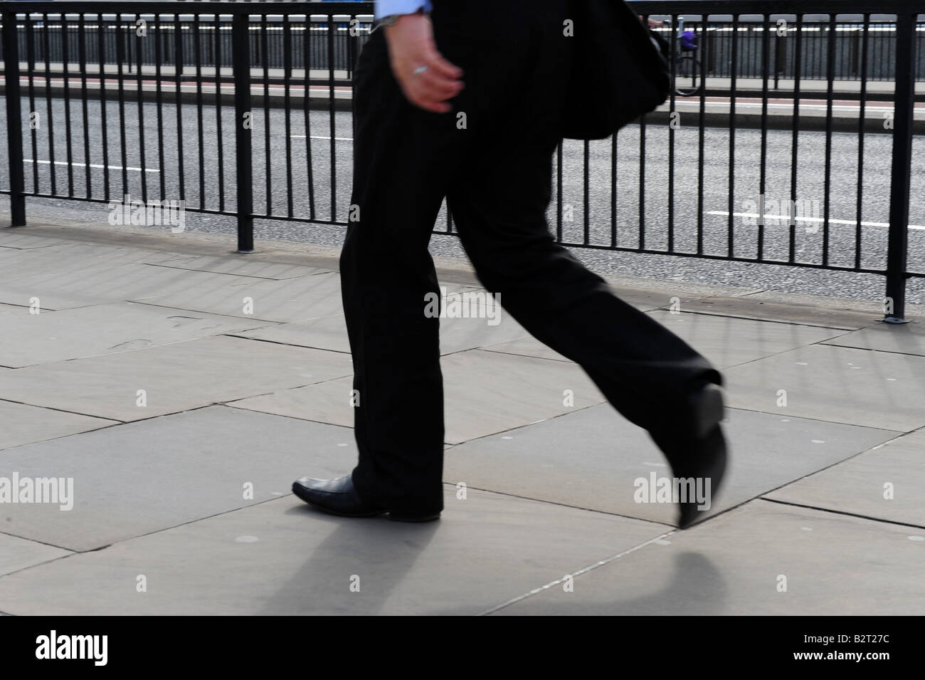 Pendler, die zu Fuß über die London bridge Stockfoto