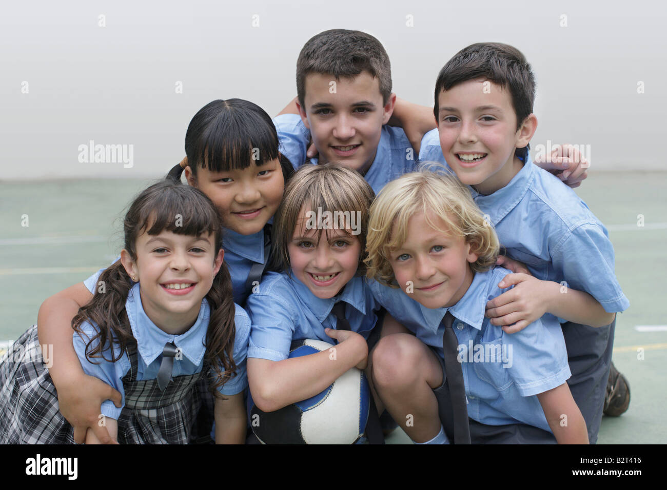 Schulkinder in Gruppenfoto Stockfoto