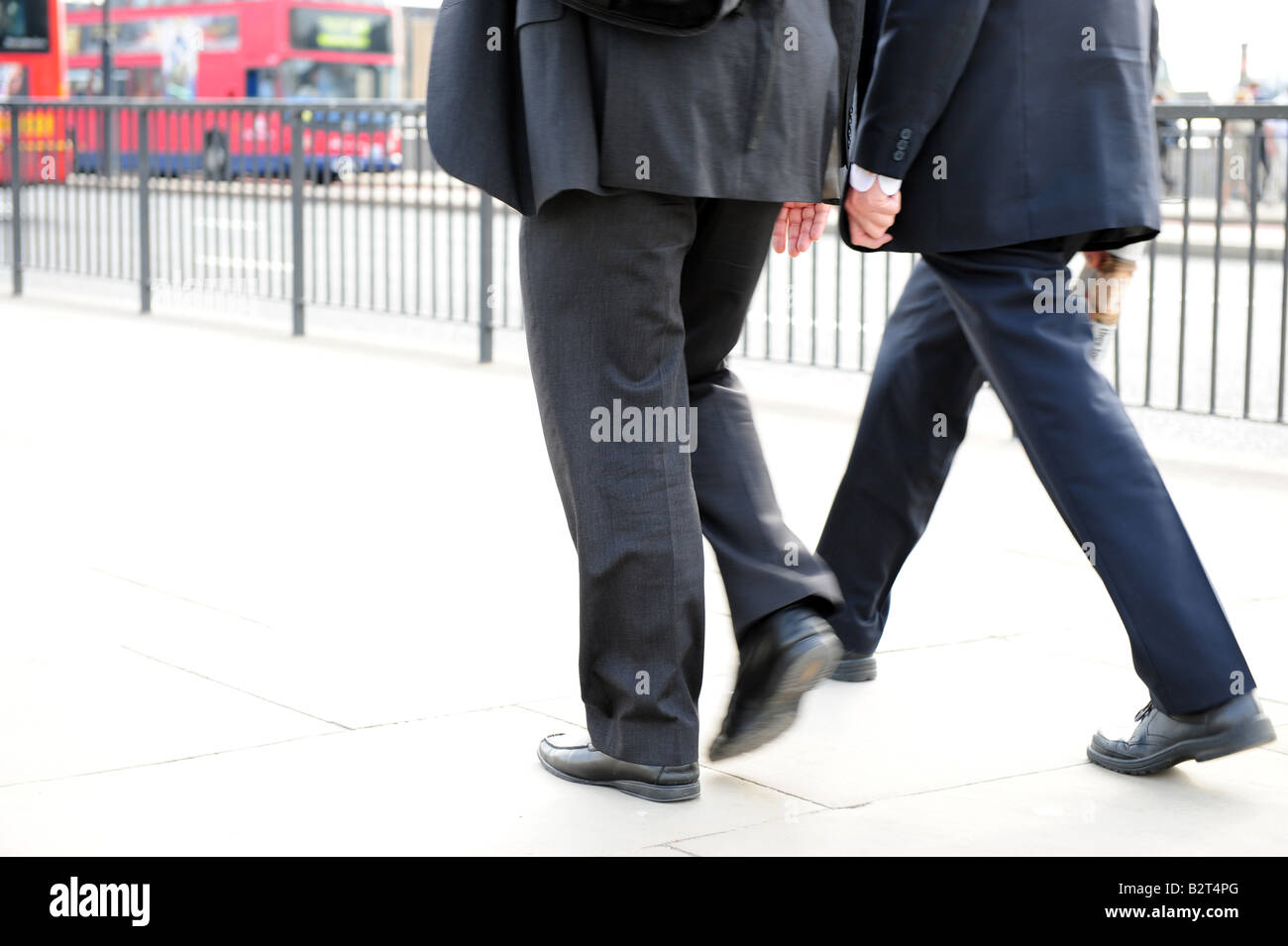 Pendler, die zu Fuß über London Brücke Mann Frau Arbeiter London Brücke zu Fuß zu Fuß spät Pendler Weg Gehweg Pflaster Büro w Stockfoto