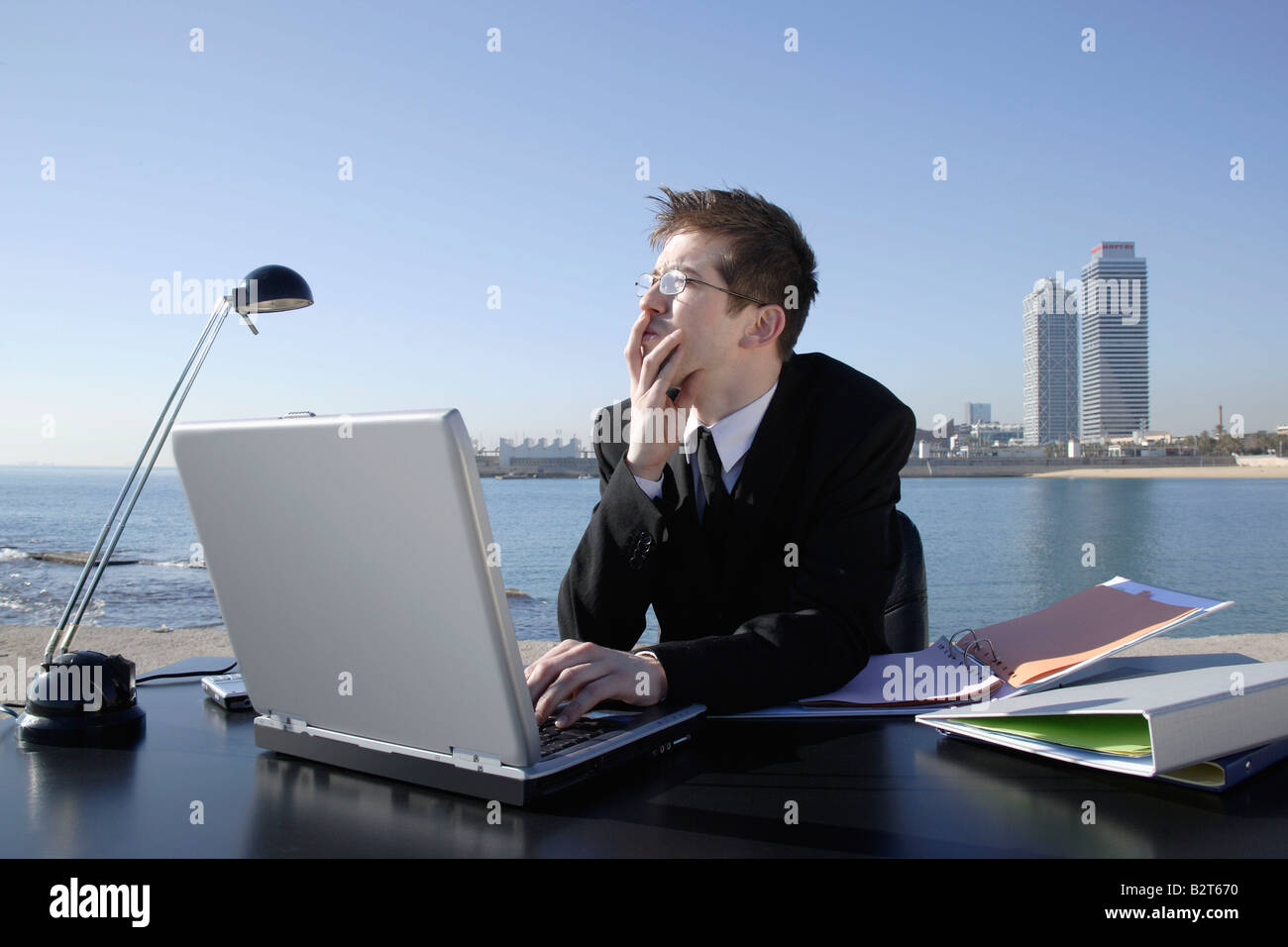 Geschäftsmann in outdoor-Büro Stockfoto